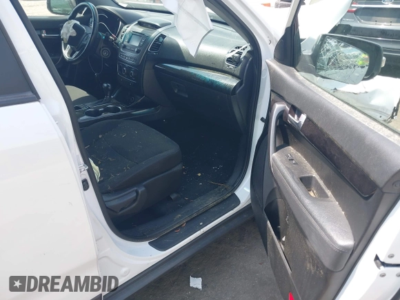 2014 Kia Sorento LX z VIN 5XYKT3A67EG517690, wystawiony jako IAAI lot #42273150 z przebiegiem 152 070 mil mil oraz . Historia ofert i sprzedaży dostępna na DreamBid. Obrazek 5.
