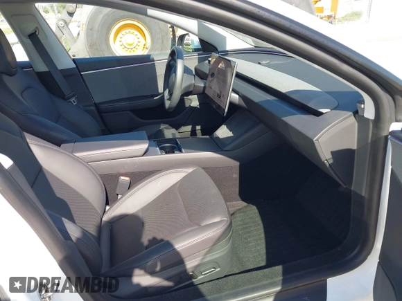 2024 Tesla Model 3 z VIN 5YJ3E1EA7RF721503, wystawiony jako IAAI lot #42246752 z przebiegiem 8 807 mil mil oraz . Historia ofert i sprzedaży dostępna na DreamBid. Obrazek 5.