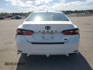 2022 Toyota Camry SE z VIN 4T1G11AK8NU709417, wystawiony jako Copart lot #57153185 z przebiegiem 20 314 mil mil oraz Szkoda całkowita • Salvage title. Historia ofert i sprzedaży dostępna na DreamBid. Obrazek 6.
