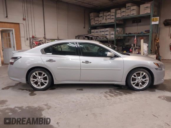 2014 Nissan Maxima SV z VIN 1N4AA5AP8EC498468, wystawiony jako IAAI lot #42344525 z przebiegiem 149 178 mil mil oraz . Historia ofert i sprzedaży dostępna na DreamBid. Obrazek 14.