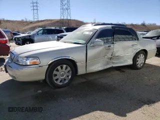 2004 Lincoln Town Car Ultimate z VIN 1LNHM83W64Y627908, wystawiony jako Copart lot #47130995 z przebiegiem 75 662 mil mil oraz Szkody całkowita. Historia ofert i sprzedaży dostępna na DreamBid. Obrazek 1.