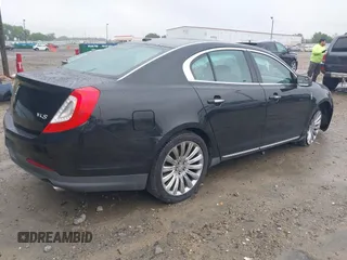 2014 Lincoln MKS z VIN 1LNHL9DK0EG610145, wystawiony jako IAAI lot #42348345 z przebiegiem 61 289 mil mil oraz . Historia ofert i sprzedaży dostępna na DreamBid. Obrazek 4.