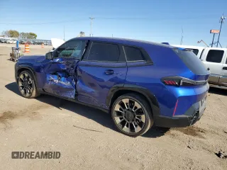 2023 BMW XM z VIN 5YM23CS07P9S31800, wystawiony jako Copart lot #75838874 z przebiegiem 13 661 mil mil oraz Szkody całkowita. Historia ofert i sprzedaży dostępna na DreamBid. Obrazek 2.