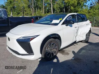 2024 Lexus RZ 300e Premium z VIN JTJABABB3RA002882, wystawiony jako IAAI lot #41262906 z przebiegiem 8 114 mil mil oraz . Historia ofert i sprzedaży dostępna na DreamBid. Obrazek 18.