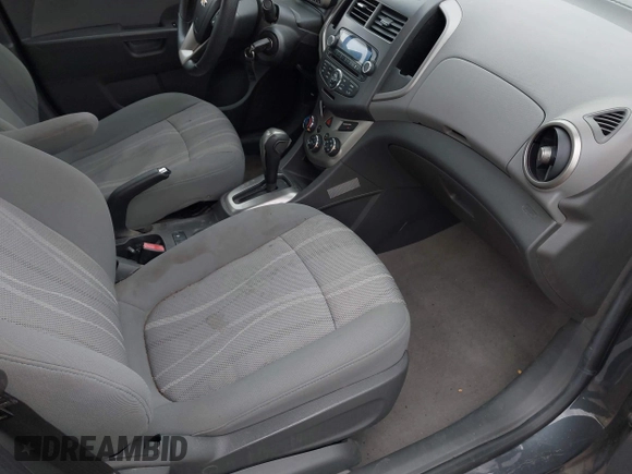 2012 Chevrolet Sonic LT z VIN 1G1JC5SH0C4173373, wystawiony jako IAAI lot #41628285 z przebiegiem 113 561 mil mil oraz . Historia ofert i sprzedaży dostępna na DreamBid. Obrazek 5.