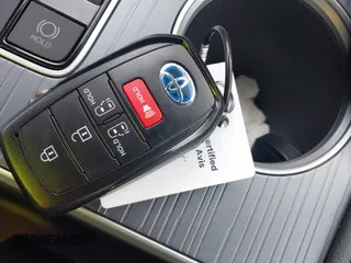 2025 Toyota Sienna LE z VIN 5TDKRKEC0SS237116, wystawiony jako IAAI lot #42384873 z przebiegiem 9 943 mil mil oraz . Historia ofert i sprzedaży dostępna na DreamBid. Obrazek 11.
