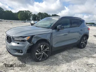 2020 Volvo XC40 R-Design with VIN YV4162UM8L2313007, listed as a Copart auction lot 61200165 with 24,500 mi miles and Salvage title. Bid and sale history available at DreamBid. Image 1.