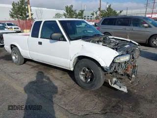 2000 Chevrolet S-10 LS with VIN 1GCCS19W5Y8313840, listed as a IAAI auction lot 41592172 with 245,967 mi miles. Bid and sale history available at carsss.com. Image 1.