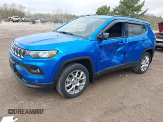 2023 Jeep Compass Latitude Lux z VIN 3C4NJDFN6PT513988, wystawiony jako IAAI lot #42166572 z przebiegiem 18 955 mil mil oraz . Historia ofert i sprzedaży dostępna na DreamBid. Obrazek 17.