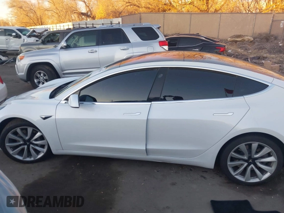 2018 Tesla Model 3 Long Range Battery z VIN 5YJ3E1EB4JF067895, wystawiony jako IAAI lot #41280101 z przebiegiem Nie podano mil oraz . Historia ofert i sprzedaży dostępna na DreamBid. Obrazek 13.