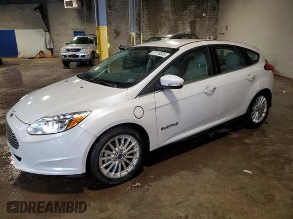 2014 Ford Focus Electric z VIN 1FADP3R45EL344648, wystawiony jako Copart lot #57118335 z przebiegiem 60 347 mil mil oraz Szkoda całkowita • Salvage title. Historia ofert i sprzedaży dostępna na DreamBid. Obrazek 1.