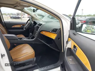 2011 Lincoln MKX z VIN 2LMDJ6JK8BBJ32085, wystawiony jako IAAI lot #42391753 z przebiegiem 116 909 mil mil oraz . Historia ofert i sprzedaży dostępna na DreamBid. Obrazek 5.