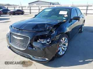 2016 Chrysler 300 Anniversary Edition z VIN 2C3CCAAG5GH313920, wystawiony jako IAAI lot #41712003 z przebiegiem 132 127 mil mil oraz . Historia ofert i sprzedaży dostępna na DreamBid. Obrazek 18.