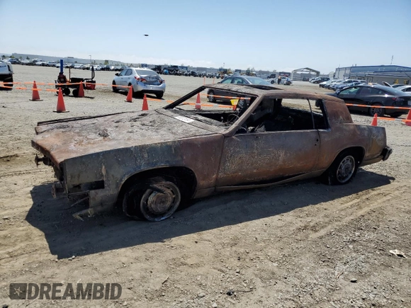 1979 Cadillac Eldorado z VIN 6L57B9E638130, wystawiony jako Copart lot #56873134 z przebiegiem Nie podano mil oraz Nie do naprawy • Non repairable. Historia ofert i sprzedaży dostępna na DreamBid. Obrazek 2.