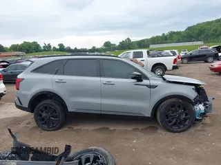 2022 Kia Sorento SX z VIN 5XYRKDLF2NG119453, wystawiony jako IAAI lot #42157576 z przebiegiem 66 733 mil mil oraz . Historia ofert i sprzedaży dostępna na DreamBid. Obrazek 12.