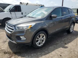2017 Ford Escape SE z VIN 1FMCU0GD0HUE22876, wystawiony jako Copart lot #61073025 z przebiegiem 121 187 mil mil oraz Czysty tytuł • Clean title. Historia ofert i sprzedaży dostępna na DreamBid. Obrazek 1.