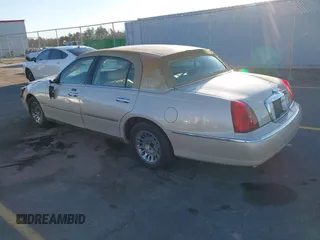 2001 Lincoln Town Car Cartier z VIN 1LNHM83W21Y621003, wystawiony jako IAAI lot #41291516 z przebiegiem 145 455 mil mil oraz . Historia ofert i sprzedaży dostępna na DreamBid. Obrazek 3.