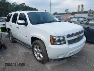 2013 Chevrolet Tahoe LT z VIN 1GNSCBE06DR210891, wystawiony jako IAAI lot #40966533 z przebiegiem 133 725 mil mil oraz . Historia ofert i sprzedaży dostępna na DreamBid. Obrazek 1.