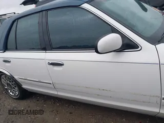 1999 Mercury Grand Marquis GS z VIN 2MEFM74W9XX622371, wystawiony jako IAAI lot #41721054 z przebiegiem 131 724 mil mil oraz . Historia ofert i sprzedaży dostępna na DreamBid. Obrazek 13.