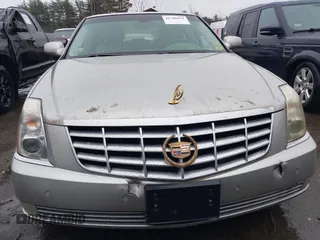 2008 Cadillac DTS 1SA z VIN 1G6KD57Y28U167084, wystawiony jako IAAI lot #41788614 z przebiegiem 86 436 mil mil oraz . Historia ofert i sprzedaży dostępna na DreamBid. Obrazek 6.