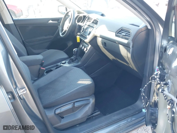 2019 Volkswagen Tiguan S with VIN 3VV0B7AX1KM059932, listed as a IAAI auction lot 41757859 with 76,522 mi miles. Bid and sale history available at carsss.com. Image 5.