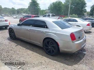 2015 Chrysler 300 Limited z VIN 2C3CCAAG0FH785988, wystawiony jako IAAI lot #42501629 z przebiegiem 176 537 mil mil oraz . Historia ofert i sprzedaży dostępna na DreamBid. Obrazek 3.