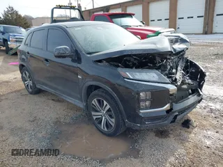 2023 Mitsubishi Outlander ES z VIN JA4ARUAU8PU014681, wystawiony jako IAAI lot #41408431 z przebiegiem 10 972 mil mil oraz . Historia ofert i sprzedaży dostępna na DreamBid. Obrazek 1.