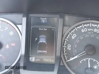 2017 Toyota Tacoma SR5 z VIN 3TMCZ5AN7HM095515, wystawiony jako IAAI lot #42150909 z przebiegiem 70 603 mil mil oraz . Historia ofert i sprzedaży dostępna na DreamBid. Obrazek 7.