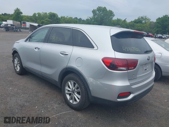 2020 Kia Sorento LX z VIN 5XYPG4A33LG680825, wystawiony jako IAAI lot #42357206 z przebiegiem 88 359 mil mil oraz . Historia ofert i sprzedaży dostępna na DreamBid. Obrazek 3.