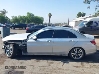 2020 Mercedes-Benz C 300 с VIN WDDWF8DB7LR526991, выставлен на аукционе IAAI как лот 40438514 с пробегом 49 781 миль миль и . История ставок и продаж доступна на DreamBid. Изображение 15.