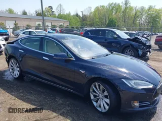 2013 Tesla Model S z VIN 5YJSA1CN5DFP20579, wystawiony jako IAAI lot #41983339 z przebiegiem 80 118 mil mil oraz . Historia ofert i sprzedaży dostępna na DreamBid. Obrazek 1.