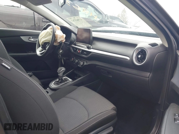 2024 Kia Forte LXS z VIN 3KPF24AD9RE792361, wystawiony jako IAAI lot #41863763 z przebiegiem 12 892 mil mil oraz . Historia ofert i sprzedaży dostępna na DreamBid. Obrazek 5.