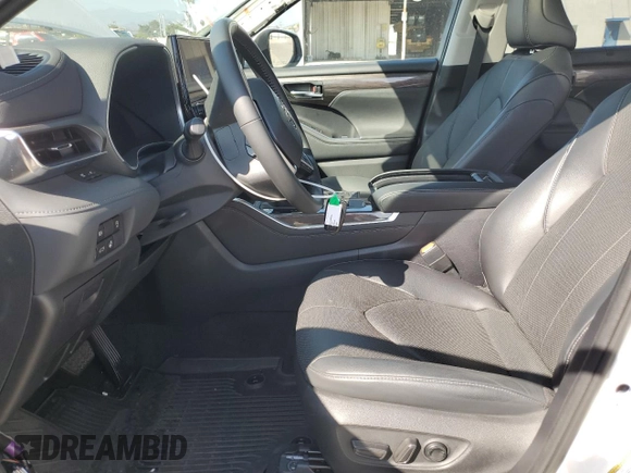 2023 Toyota Highlander L z VIN 5TDKDRAH4PS024217, wystawiony jako Copart lot #56317795 z przebiegiem 12 036 mil mil oraz Szkoda całkowita • Salvage title. Historia ofert i sprzedaży dostępna na DreamBid. Obrazek 7.
