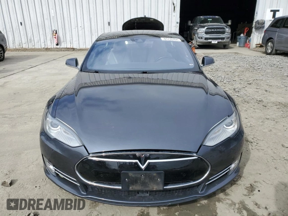 2015 Tesla Model S 85D with VIN 5YJSA1H4XFF096717, listed as a Copart auction lot 84732464 with Not Provided miles and Salvage Title. Bid and sale history available at carsss.com. Image 5.