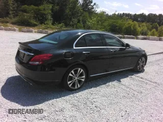 2016 Mercedes-Benz C 300 z VIN 55SWF4JB8GU130165, wystawiony jako Copart lot #57266935 z przebiegiem 177 061 mil mil oraz Czysty tytuł • Clean title. Historia ofert i sprzedaży dostępna na DreamBid. Obrazek 3.