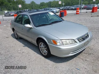 2001 Toyota Camry LE z VIN 4T1BF28K81U959631, wystawiony jako IAAI lot #42431888 z przebiegiem 165 638 mil mil oraz . Historia ofert i sprzedaży dostępna na DreamBid. Obrazek 1.