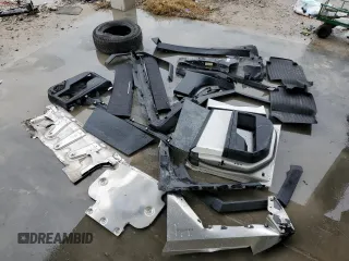 2024 Tesla Cybertruck z VIN 7G2CEHED2RA003418, wystawiony jako Copart lot #83414924 z przebiegiem Nie podano mil oraz Nie do naprawy • Non repairable. Historia ofert i sprzedaży dostępna na DreamBid. Obrazek 13.
