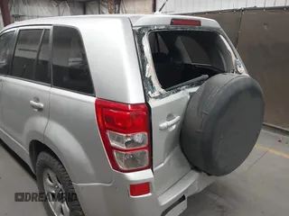 2008 Suzuki Grand Vitara w/Spare & Cargo Covers z VIN JS3TD941X84101254, wystawiony jako IAAI lot #42043908 z przebiegiem 137 180 mil mil oraz . Historia ofert i sprzedaży dostępna na DreamBid. Obrazek 6.