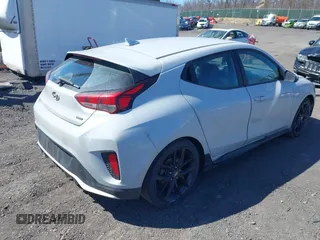 2020 Hyundai Veloster Turbo R-Spec z VIN KMHTH6AB1LU027676, wystawiony jako IAAI lot #42064952 z przebiegiem 88 778 mil mil oraz . Historia ofert i sprzedaży dostępna na DreamBid. Obrazek 4.