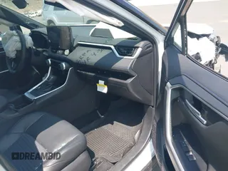 2023 Toyota RAV4 Hybrid XSE с VIN 4T3E6RFV0PU138218, выставлен на аукционе IAAI как лот 42181731 с пробегом 23 999 миль миль и . История ставок и продаж доступна на DreamBid. Изображение 5.