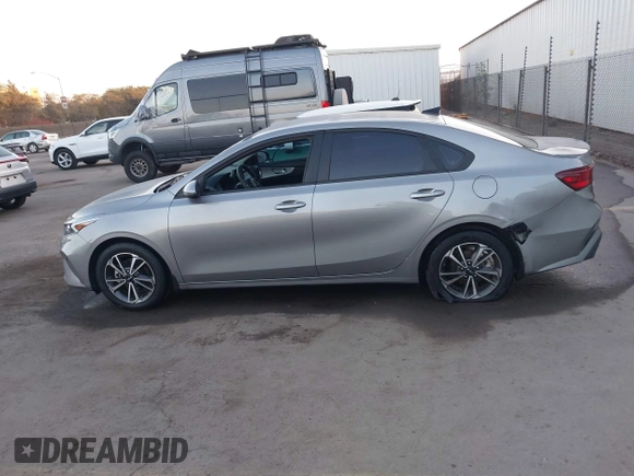 2023 Kia Forte LXS z VIN 3KPF24AD5PE606683, wystawiony jako IAAI lot #41216622 z przebiegiem 38 827 mil mil oraz . Historia ofert i sprzedaży dostępna na DreamBid. Obrazek 14.