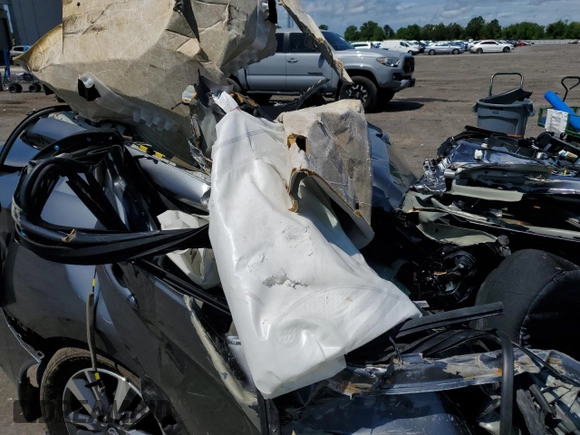 2025 Nissan Versa SV z VIN 3N1CN8EV3SL822009, wystawiony jako Copart lot #55924995 z przebiegiem Nie podano mil oraz Nie do naprawy • Non repairable. Historia ofert i sprzedaży dostępna na DreamBid. Obrazek 10.