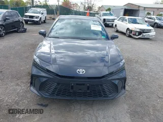 2025 Toyota Camry LE z VIN 4T1DAACK8SU111520, wystawiony jako IAAI lot #42045956 z przebiegiem 5 519 mil mil oraz . Historia ofert i sprzedaży dostępna na DreamBid. Obrazek 12.