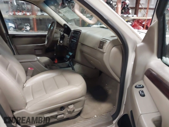 2005 Ford Explorer Limited с VIN 1FMDU75W85ZA65110, выставлен на аукционе IAAI как лот 41225580 с пробегом 154 125 миль миль и . История ставок и продаж доступна на DreamBid. Изображение 5.