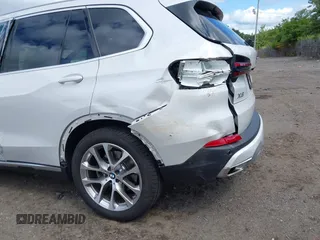 2024 BMW X5 xDrive40i z VIN 5UX23EU07R9S40743, wystawiony jako IAAI lot #40135118 z przebiegiem 303 mil mil oraz . Historia ofert i sprzedaży dostępna na DreamBid. Obrazek 18.