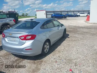 2017 Chevrolet Cruze LS z VIN 1G1BC5SM3H7210519, wystawiony jako IAAI lot #42163047 z przebiegiem 100 103 mil mil oraz . Historia ofert i sprzedaży dostępna na DreamBid. Obrazek 4.
