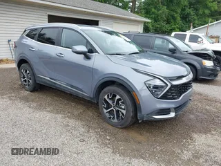 2025 Kia Sportage EX z VIN 5XYK3CDF9SG293216, wystawiony jako IAAI lot #42368310 z przebiegiem 5 220 mil mil oraz . Historia ofert i sprzedaży dostępna na DreamBid. Obrazek 1.