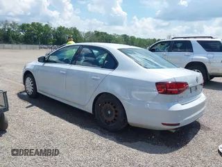 2017 Volkswagen Jetta S z VIN 3VW2B7AJ8HM242804, wystawiony jako IAAI lot #42595566 z przebiegiem 96 551 mil mil oraz . Historia ofert i sprzedaży dostępna na DreamBid. Obrazek 3.