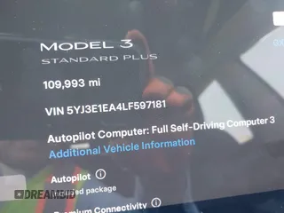 2020 Tesla Model 3 Standard Range Plus z VIN 5YJ3E1EA4LF597181, wystawiony jako IAAI lot #42283159 z przebiegiem 109 993 mil mil oraz . Historia ofert i sprzedaży dostępna na DreamBid. Obrazek 7.