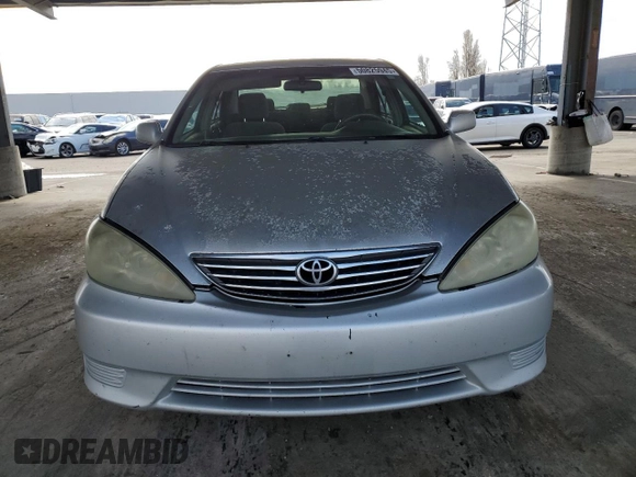 2005 Toyota Camry STD z VIN 4T1BE32K25U946848, wystawiony jako Copart lot #50825945 z przebiegiem 271 622 mil mil oraz Czysty tytuł • Clean title. Historia ofert i sprzedaży dostępna na DreamBid. Obrazek 5.